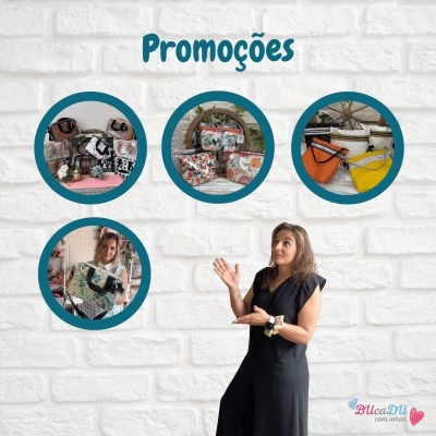 Mulher a apontar para cinco círculos com bolsas e malas coloridas em parede branca com texto Promoções