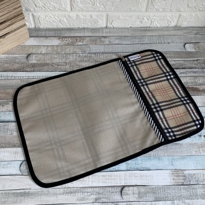 bolsa retangular aberta com padrão bege e xadrez