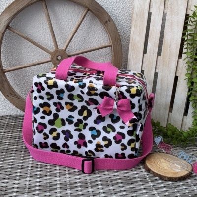 Mala quadrada com padrão colorido e alças cor de rosa