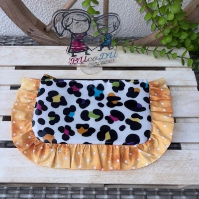 Estojo com padrão animal print e borda amarela com bolinhas brancas