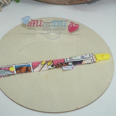 Fita para prender chupeta com padrão colorido estilo banda desenhada e clip amarelo