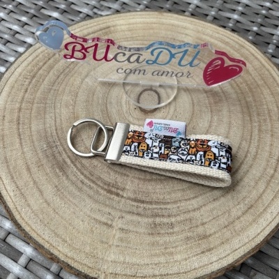 Porta-chaves de tecido com padrão de fantasmas e abóboras em tecido colorido