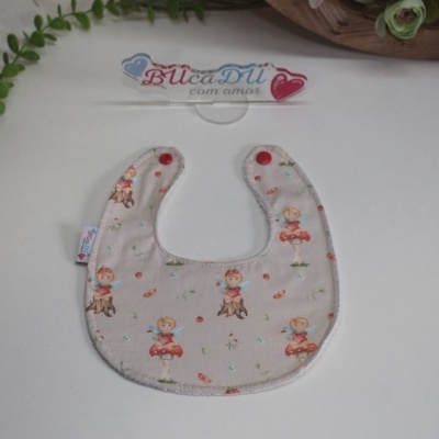 Babete para bebé com padrão de fadas e cogumelos, tecido bege e botão vermelho