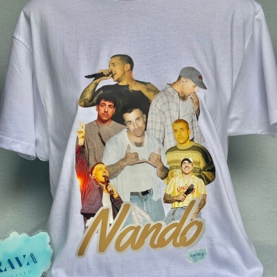 T-shirt branca com estampado colorido de várias imagens de um homem e o nome Nando