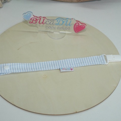 Tira azul e branca com clipe branco e placa acrílica com texto