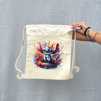 Mochila de cordão de algodão cru com impressão colorida do personagem Stitch e cordões brancos.
