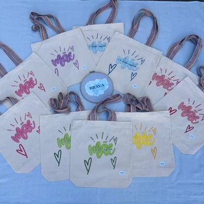 Sacos de tecido com mensagem para mães e alças listradas coloridas