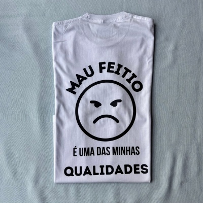 Camisola branca com design de rosto zangado e texto em preto
