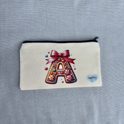 Necessaire branca com ilustração colorida da letra A em biscoito