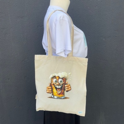 Mala de tecido bege com caneca de cerveja animada e espuma