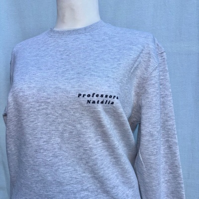 Sweatshirt cinza claro com texto Professora Natália no peito