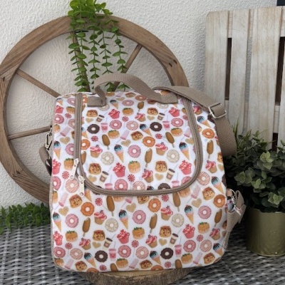 Mala quadrada com padrão de donuts e gelados sobre fundo branco