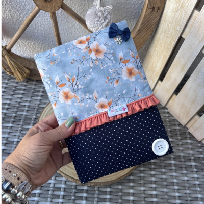 Capa de tecido floral azul e laranja com bolinhas e botão branco