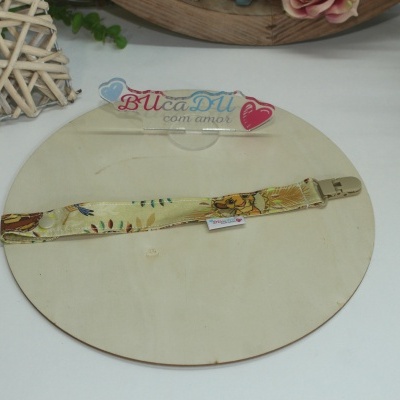 Fita de tecido bege com padrão colorido e clipe de plástico em fundo claro