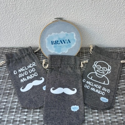 Bolsas cinza com cordão e texto branco para o melhor avô do mundo