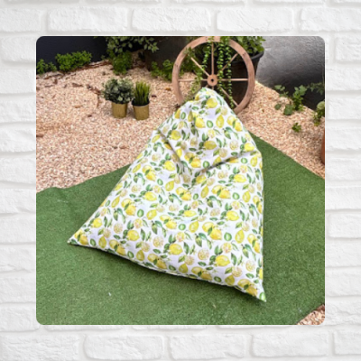 Puff triangular estampado com limões amarelos e folhas verdes ao ar livre