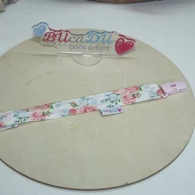 Fita porta-chupeta floral com clip rosa e base de madeira