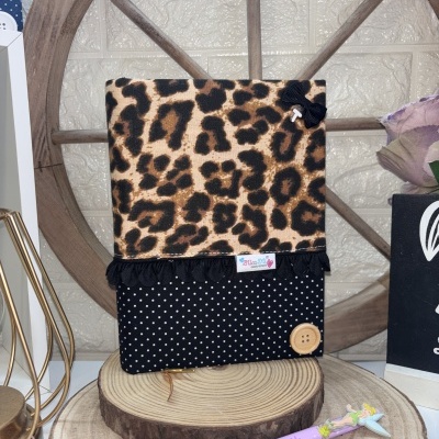 Capa para livro ou caderno em tecido leopardo com polka dots e botão em fundo de madeira