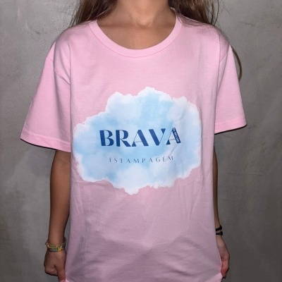 T-shirt cor-de-rosa com estampa azul e texto BRAVA ESTAMPAGEM
