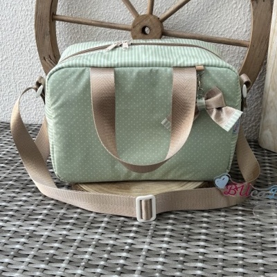 Mala rectangular verde água com alças bege e laço decorativo