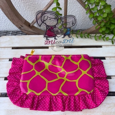 Bolsa rosa com estampado verde e rufos rosa com bolinhas brancas em madeira com suporte acrílico