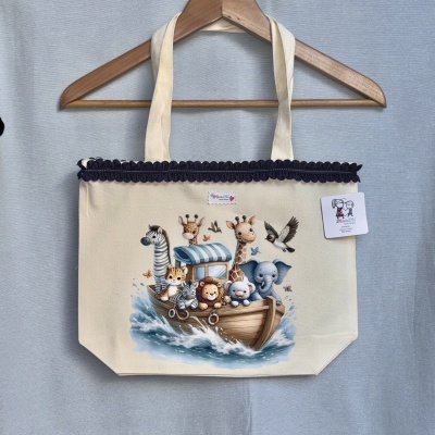 Saco bege com estampa de arca com animais coloridos e franja preta na borda