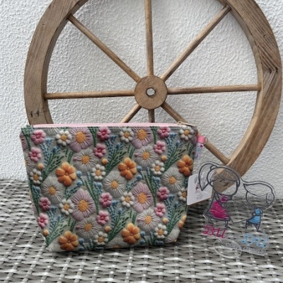 Necessaire de tecido com bordado floral colorido em fundo cinza