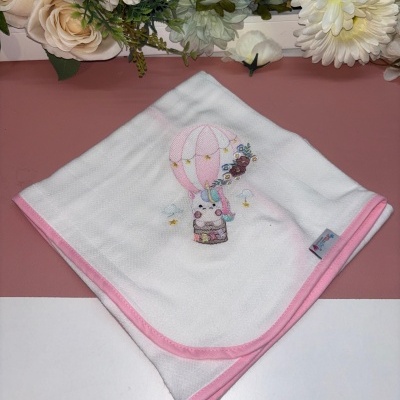 Toalha de bebé branca com bordas cor de rosa e bordado de balão e unicórnio