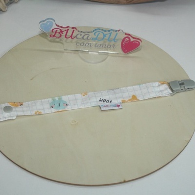 Trepador de chupetas padrão quadriculado com desenhos de animais e fecho cinza