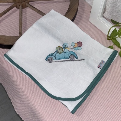 Toalha branca com bordado de dinossauro em carro azul e balões coloridos