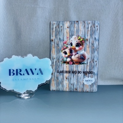 Placa decorativa com padrão de madeira azul, patos ilustrados e texto em português