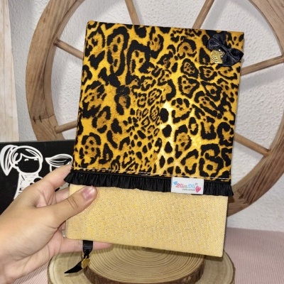 Capa para livro ou agenda com padrão animal print e detalhes em tecido bege