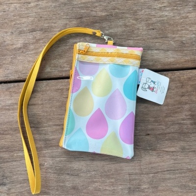 Bolsa com padrão de gotas em cores pastel e alça amarela