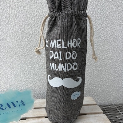 Saco cinza escuro com texto branco e cordões brancos