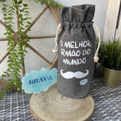 Saco de tecido cinzento com texto O MELHOR IRMÃO DO MUNDO e bigode na parte da frente