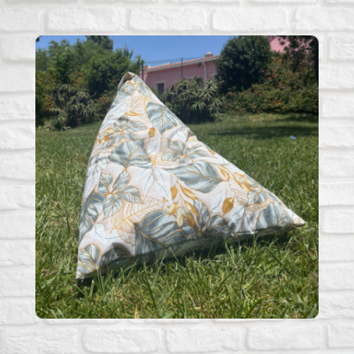 Almofada triangular estampada com folhas em fundo natural