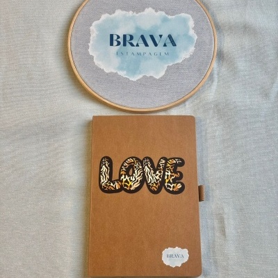 Caderno castanho com design LOVE e bastidor de madeira com tecido e logótipo BRAVA