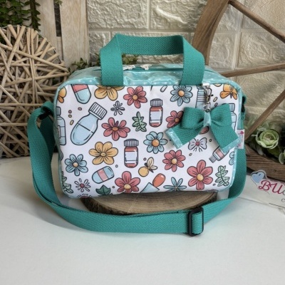 Bolsa pequena colorida com padrão de flores e medicamentos com alças verde-turquesa