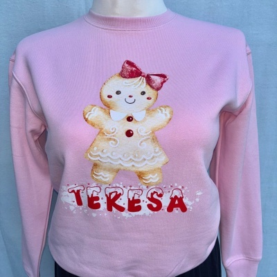 Sweatshirt rosa com boneca de gengibre e texto Teresa à frente