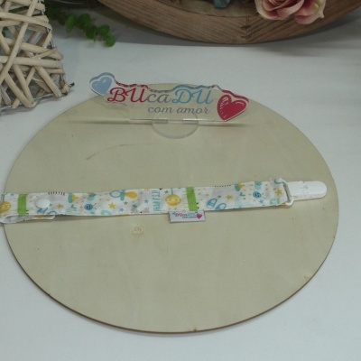 Clip de tecido com padrão colorido e etiqueta BUcaDU com amor
