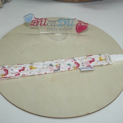 Prendedor de chupeta tecido com padrão de unicórnios e fecho plástico branco