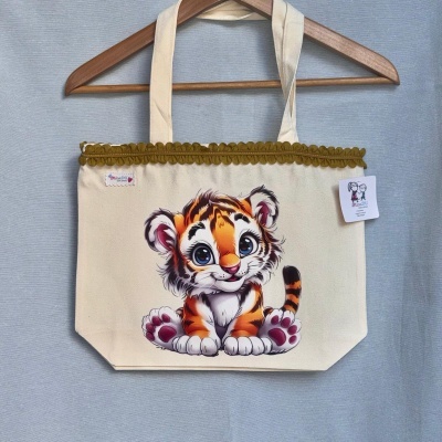 Saco de tecido com ilustração de tigre bebé sorridente em fundo cinzento