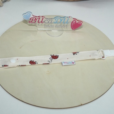 Prendedor branco com joaninhas e etiqueta BUcaDU com amor