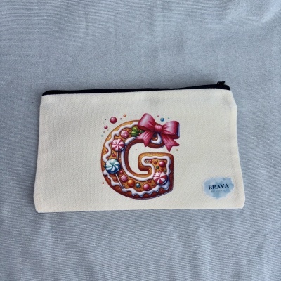 Estojo creme com letra G decorativa tipo biscoito, fecho preto