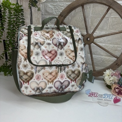 Mala de ombro com padrão de corações em tons pastel