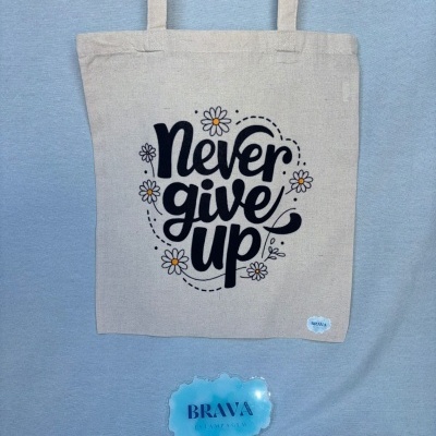 Saco tote em tecido cru com slogan preto e flores amarelas