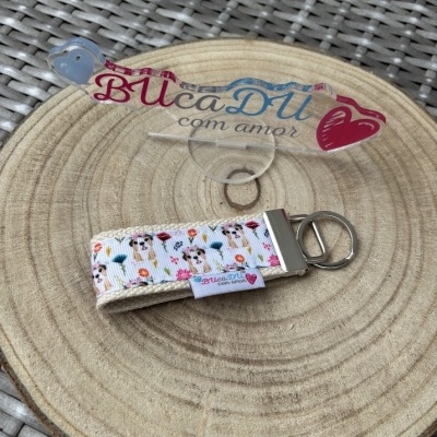 Porta-chaves com padrão de cães e flores em placa de madeira