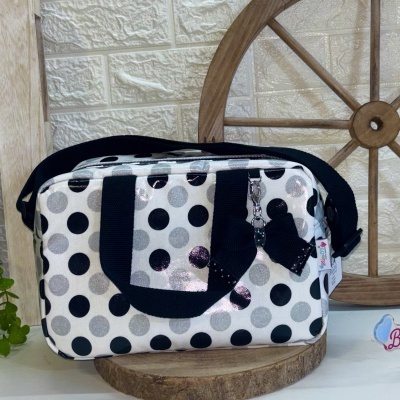 Bolsa retangular com bolinhas pretas e cinzentas e alças pretas