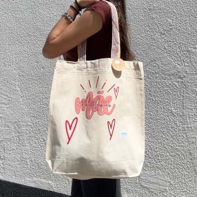 Saco de tecido cru com estampa colorida e alças largas riscas coloridas