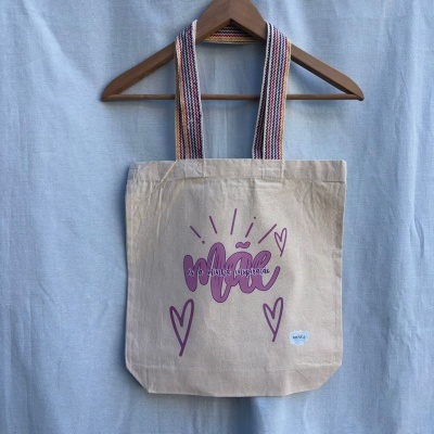 Mala tote bege com alças riscas coloridas e texto roxo Mãe és a minha inspiração
